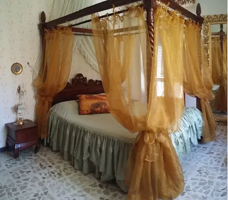 Letto a baldacchino, materasso ortopedico e rete motorizzata