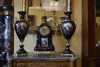 Orologio con coppia di vasi in porcellana blu cobalto