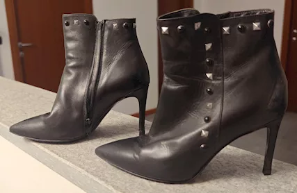 Stivaletti in pelle neri da donna bassi con cerniera e tacco