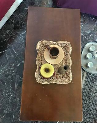 Tavolino in legno intagliato