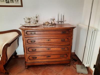 Cassettone in legno chiaro