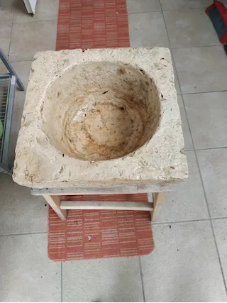 Vecchio mortaio in pietra in buono