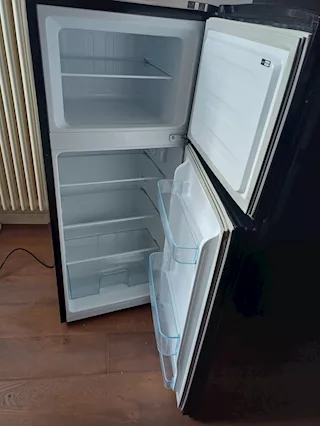 Hisense RT156D4AB1 frigorifero con congelatore Libera instal - Anteprima 1