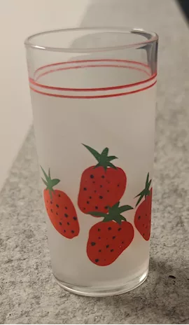 Bicchieri in vetro con fragole, altezza 13 cm, diametro 6 cm