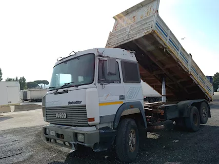 Iveco 190/36 ribaltabile trilaterale