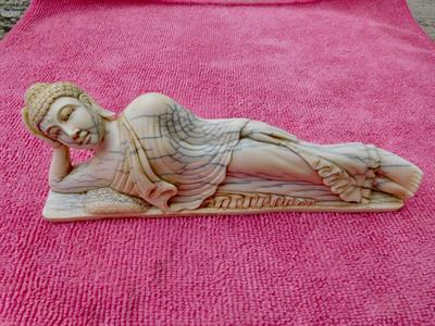 Scultura antica in avorio di buddha
