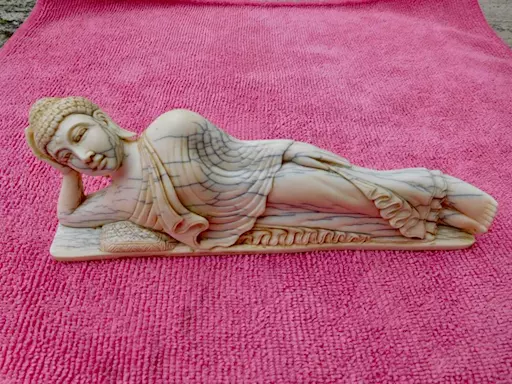 Scultura antica in avorio di buddha