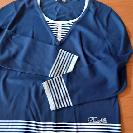 Maglie varie e un pantalone
