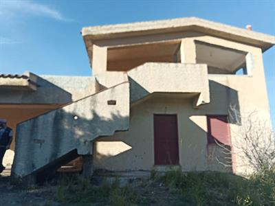 Immobile di campagna da ristrutturare con 4.000 mq di terren