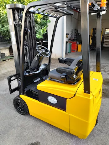 Carrello elevatore elettrico marca Yale 1600 kg