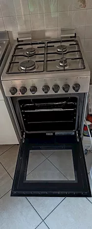 Cucina a gas a 4 fuochi e forno