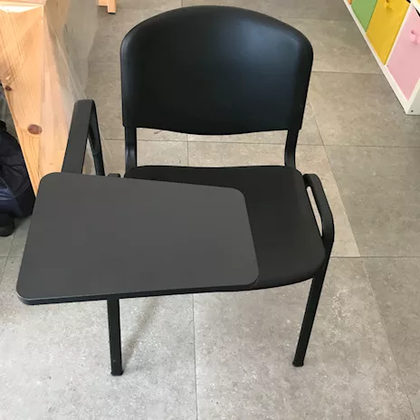 Sedia con bracciolo tavoletta ribaltabile