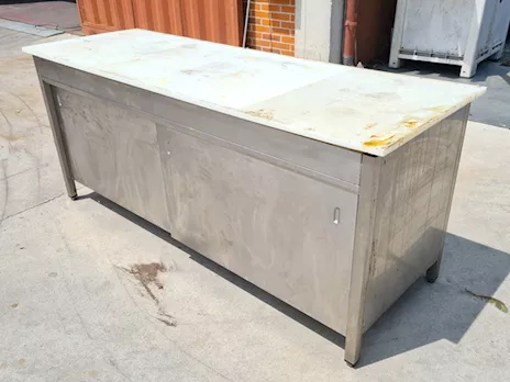 Tavolo armadiato con piano in teflon usato