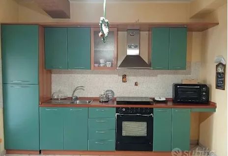 Cucina colore verde e color legno