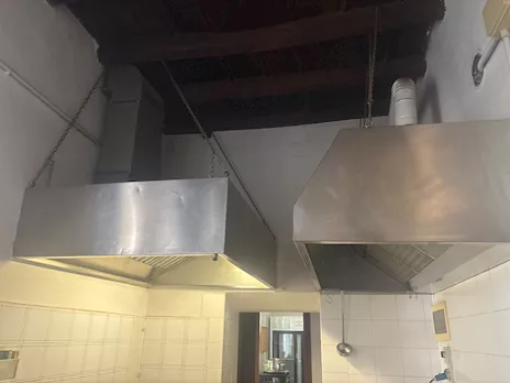 2 cappe professionali e 2 piani cottura