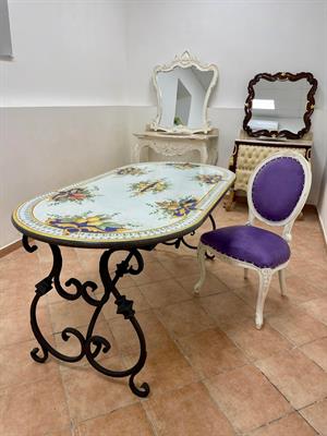 Tavolo decorato a mano con base in ferro