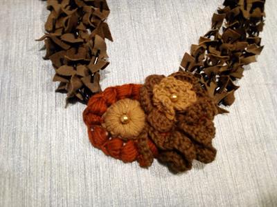 Collana in stoffa e collana in pietre, colore marrone - Foto 2