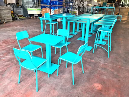 Tavoli e sedie per ristorante poke usati