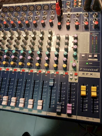 Soundcraft EFX8 mai usato e ancora nella sua scatola originale