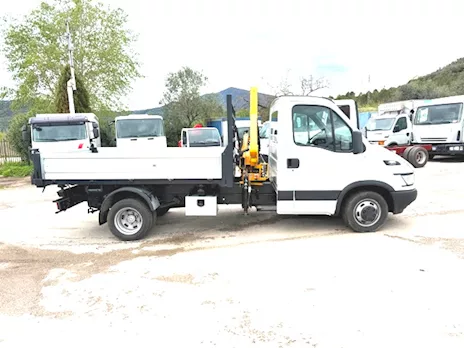Camion Iveco Daily 35C17 ribaltabile e gru, marca Effer - Foto 3