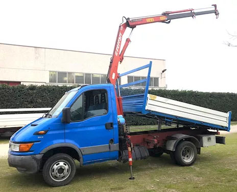 Furgone Iveco Daily 35C9A ribaltabile trilaterale con gru