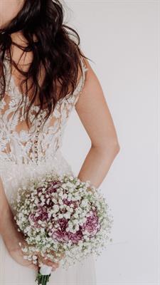 Abito da sposa 2023 con velo (possibile prova)