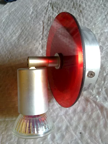 Applique da parete con design moderno, struttura in metallo