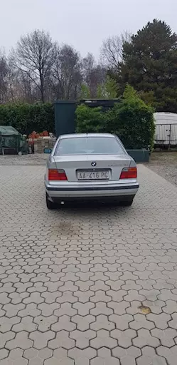 Auto BMW 325 incidentata