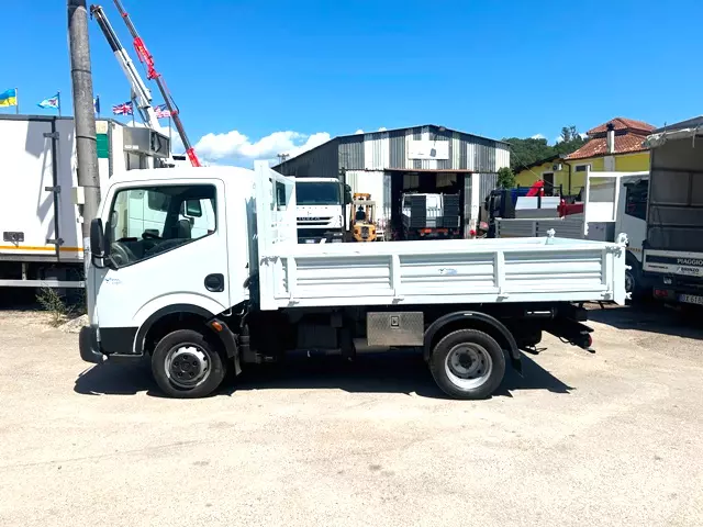 Camion Marca Nissan cabstar 35.13 ribaltabile Anno 2007 Km 417500
