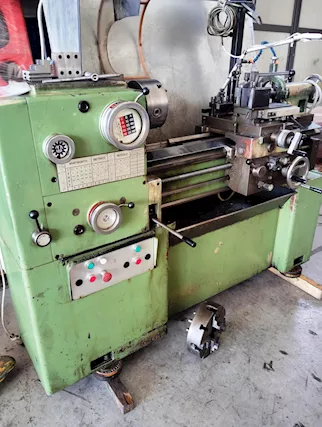 Tornio Comev MT180 Visalizzato 3 assi usato