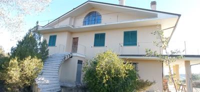 Villa panoramica con ampio giardino