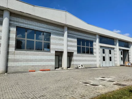 Frazione di capannone da 660 mq e spazio esterno a Bonate