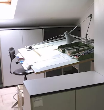 Tavolo da disegno con tecnigrafo vintage, tipo professionale - Anteprima 1