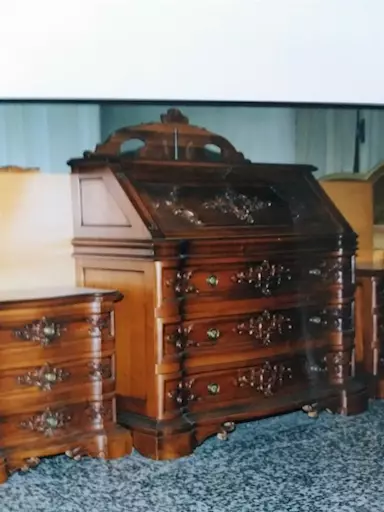 Comò noce massello intagliato