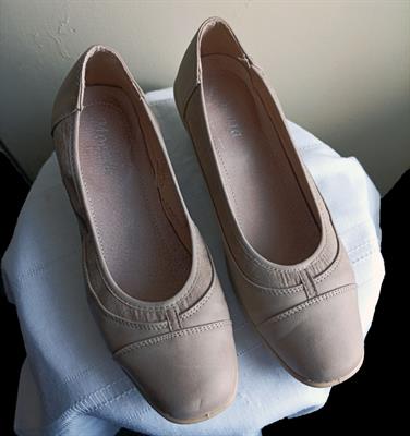 Scarpe da Donna Moenia colore bejge. Tg 39
