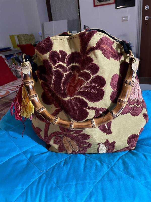 Vendo borsa a fiori in tessuto, colore oro