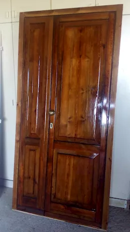 Portone in legno massello di pino completo di tutto a doppia anta