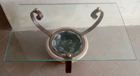 Tavolino basso piano in vetro basamento in pietra e metallo