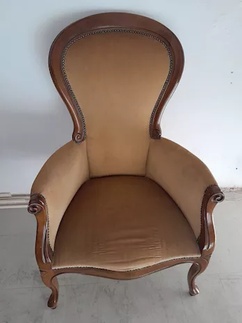 Poltrona in legno intagliato con rivestimento in tessuto