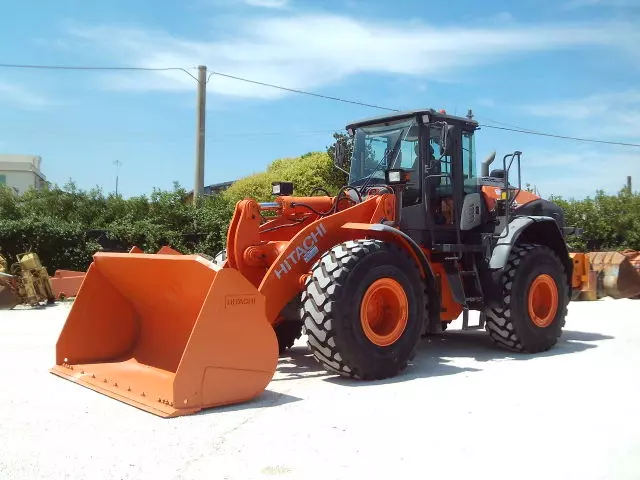 Pala gommata Hitachi ZW220-6 Anno 2019 Ore 10000, tipo Cummins