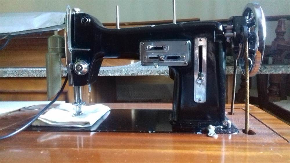 Macchina da cucire a pedale con mobile, in legno