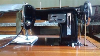 Macchina da cucire a pedale con mobile