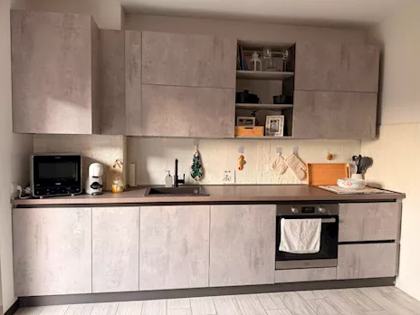 Cucina lineare effetto cemento colore antracite
