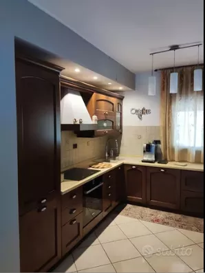 Cucina Angolare con Piano in Marmo Egiziano Giallo