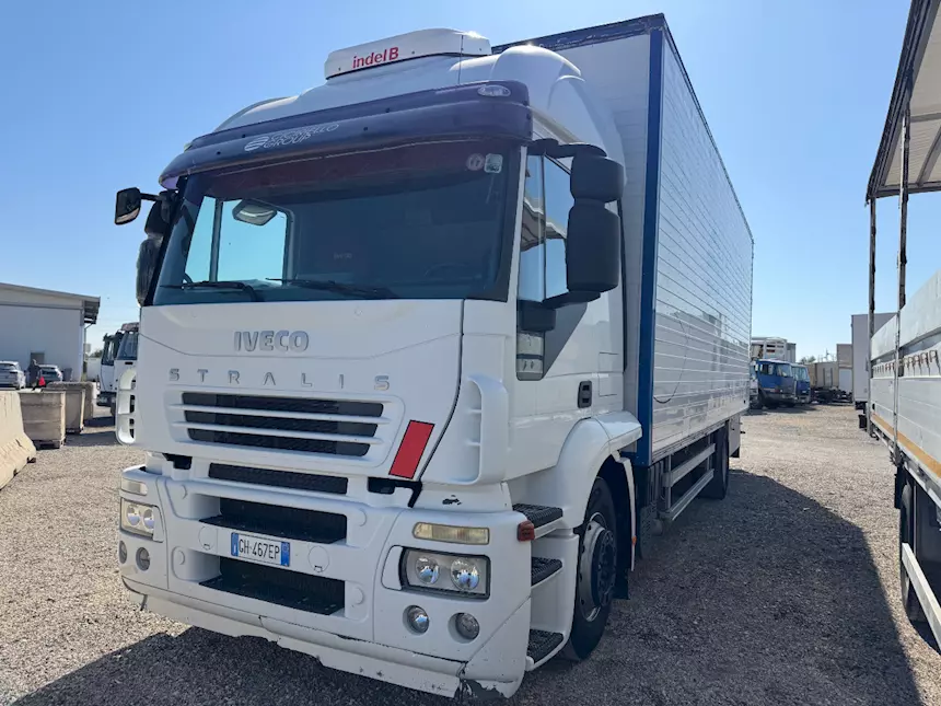 Foto 2Iveco Stralis 190s27 motrice con furgone 8.30, cambio manuale