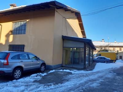 Capannone a uso commerciale