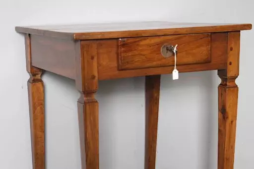 Antico tavolino in noce epoca Luigi XVI metà 700. Restaurato