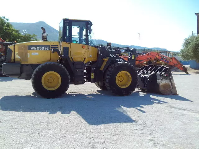 Foto 10Pala gommata usata marca Komatsu WA250PZ-5 Anno 2008 Ore 7600, in buone condizioni