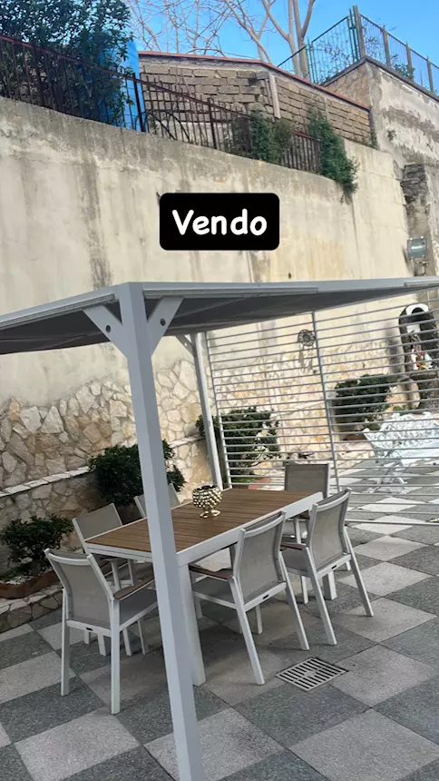 Gazebo e tavolo e sedie