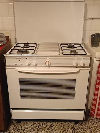 Cucina Tecnogas con 4 fuochi e forno elettrico